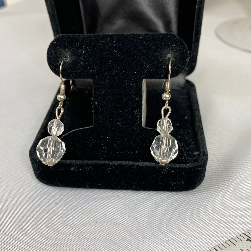 Small crystal dangle earrrings